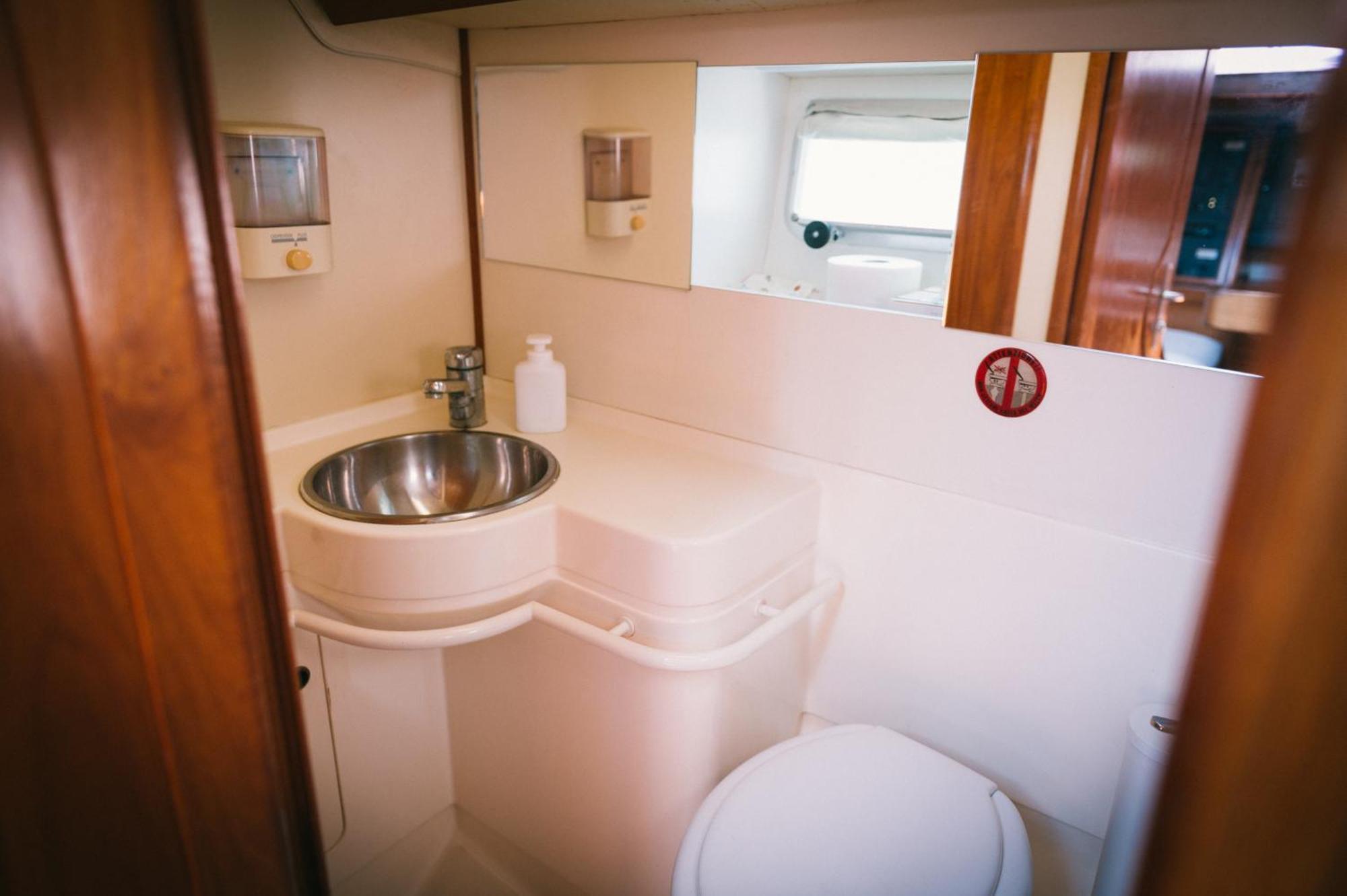 Sleep In Boat Hotel Catania Luaran gambar